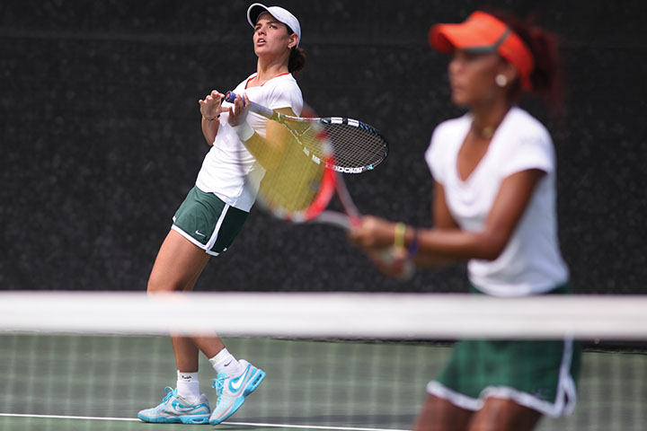Senior Melissa Bolivar and sophomore Kelsey Laurente play doubles during the match against Notre Dame on Sunday afternoon. Monica Herndon // Photo Editor