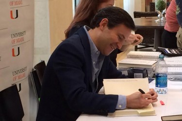 Emmy-award-winning correspondent and New York Times bestselling author Dan Harris spoke to the UM community and signed books on Wednesday night at the Newman Alumni Center. Isabella Cueto // Contributing News Writer
