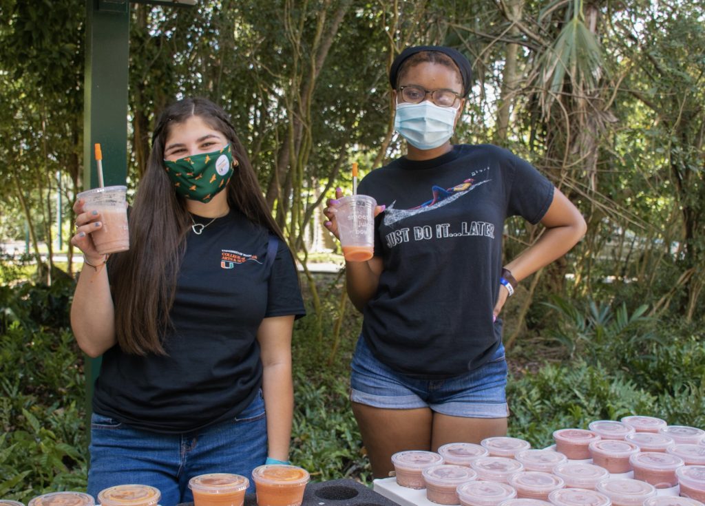 Sophomore Jayme Podgorowiez and Junior
Leila Metellus hand out smoothies during the schools first Wellness Wednesday on March 3. The College of Arts and Sciences hosted this smoothie giveaway at the on-campus arboretum.
