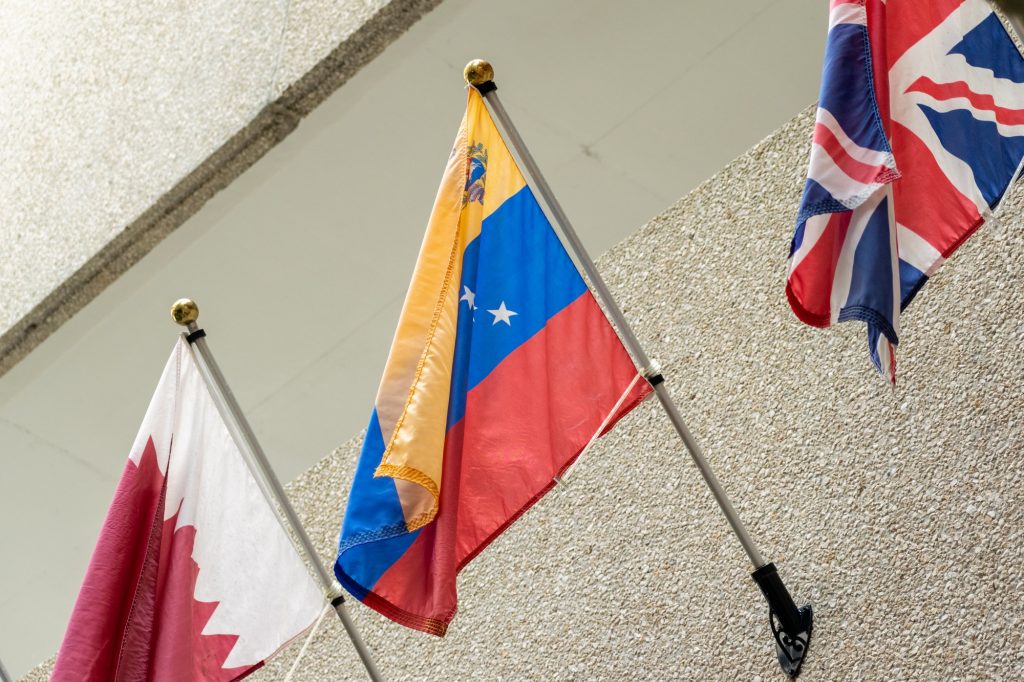 La bandera venezolana cuelga en el patio de la Escuela de Negocios Herbert como se muestra el 19 de septiembre.
