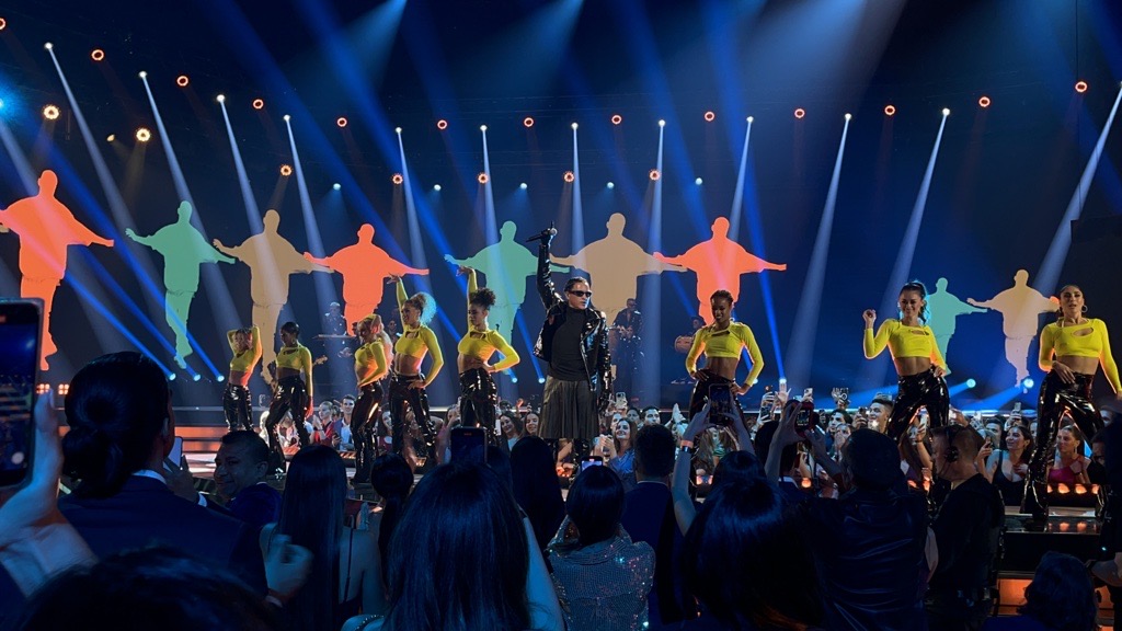 Elvis Crespo closes out his 2022 Billboard Latin Music Awards performance.